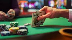 Tampilan meja Baccarat langsung dengan dealer profesional dan area taruhan yang jelas