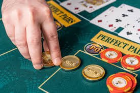 Layar permainan Wild Bandito menampilkan gulungan, tombol putar, dan informasi saldo di platform winbet apk